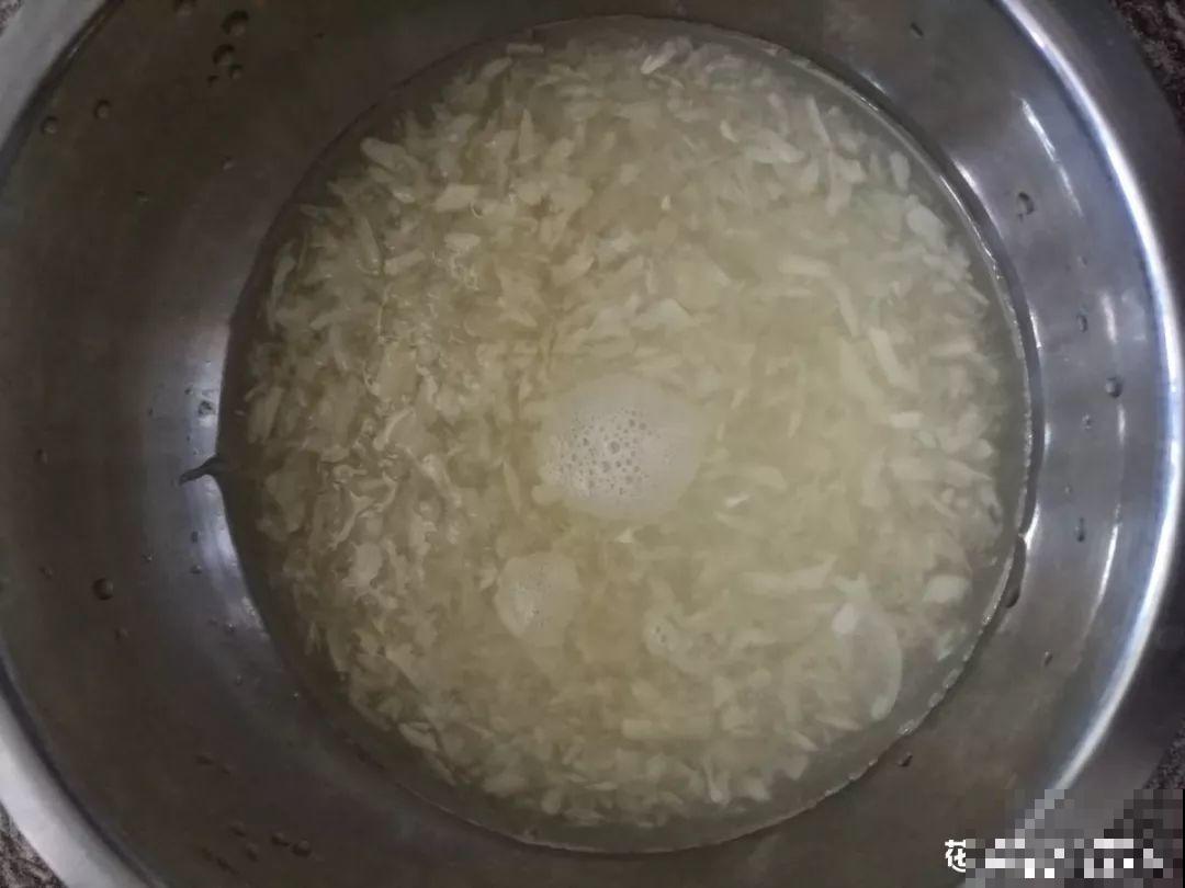 小心点，给花浇上84消毒液，直接活不过3天！