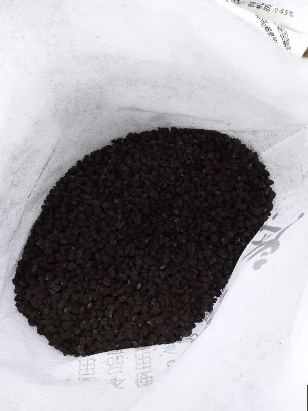 换盆掺点它，不烂根不黄叶，根长得比拇指还粗！