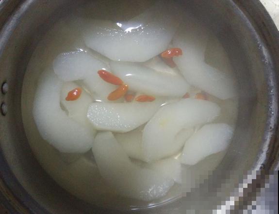 在家自制蜂蜜柠檬水，喝完神清气爽，身体好还美容！