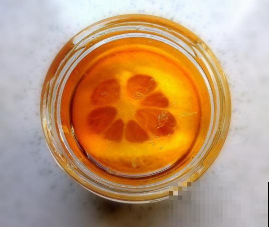 在家自制蜂蜜柠檬水，喝完神清气爽，身体好还美容！