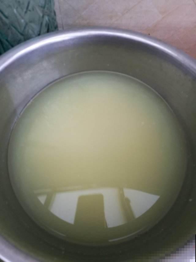 扔桔子皮就是扔钱，都留好了，拿来做成“酸酸水”，花吃了疯长