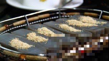 见过野生毛蕨吗，原来根系还能做成美食，很多人山上抢着挖！
