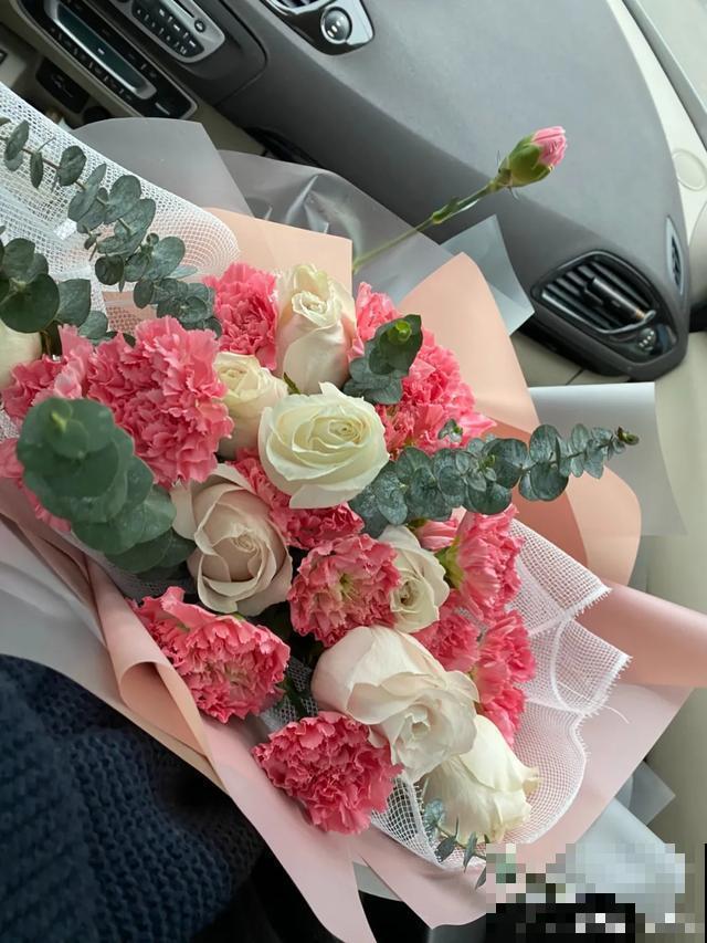 这花爆开50朵，剪几枝送人倍有面子，比买鲜花强多了！