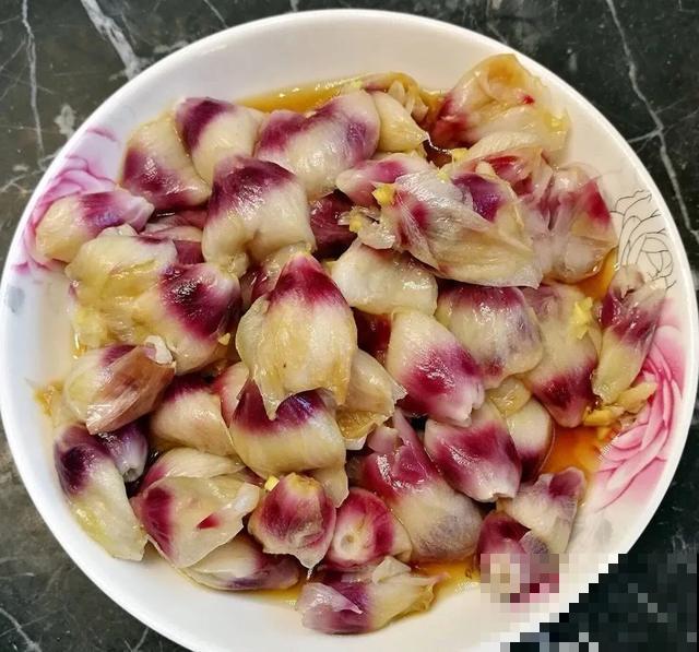 玉兰花真好吃，掐一把炒鸡蛋，竟然满嘴鸡肉味