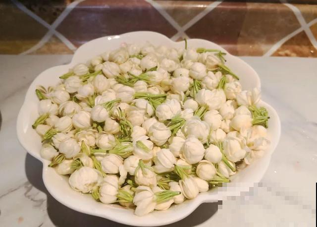 玉兰花真好吃，掐一把炒鸡蛋，竟然满嘴鸡肉味