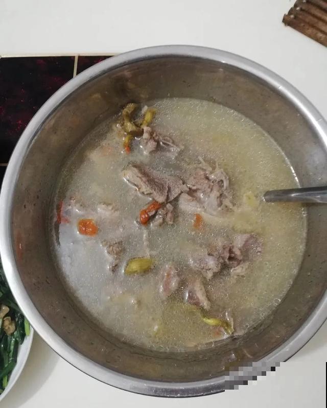 玉兰花真好吃，掐一把炒鸡蛋，竟然满嘴鸡肉味
