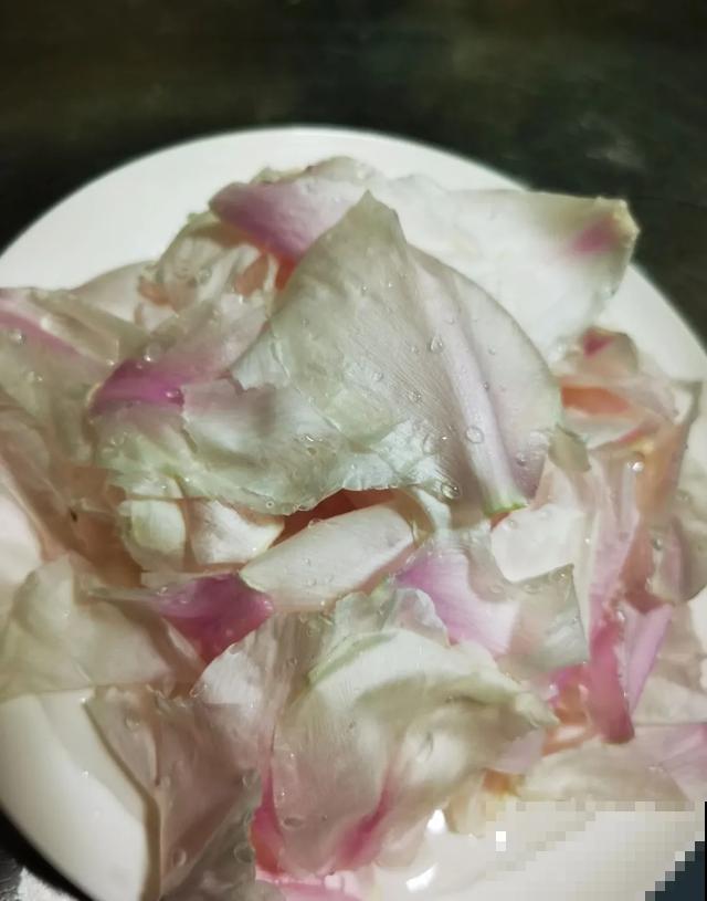 玉兰花真好吃，掐一把炒鸡蛋，竟然满嘴鸡肉味