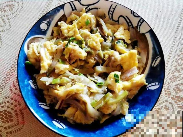 玉兰花真好吃，掐一把炒鸡蛋，竟然满嘴鸡肉味