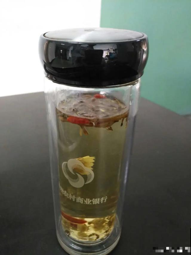 玉兰花真好吃，掐一把炒鸡蛋，竟然满嘴鸡肉味