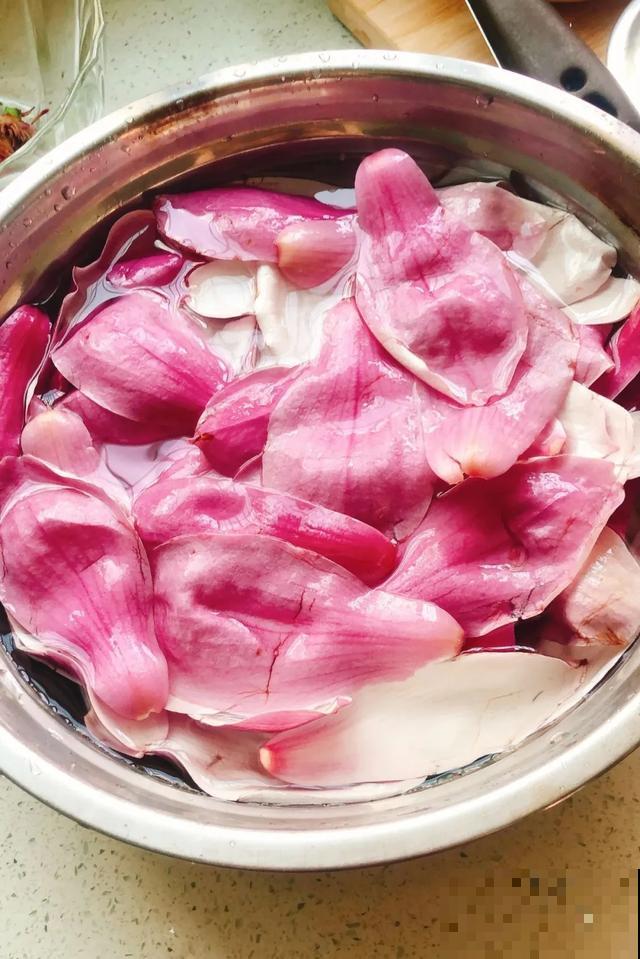 玉兰花真好吃，掐一把炒鸡蛋，竟然满嘴鸡肉味