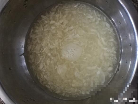 大蒜剁碎了泡水里，对着叶子喷一喷，虫子全死光！