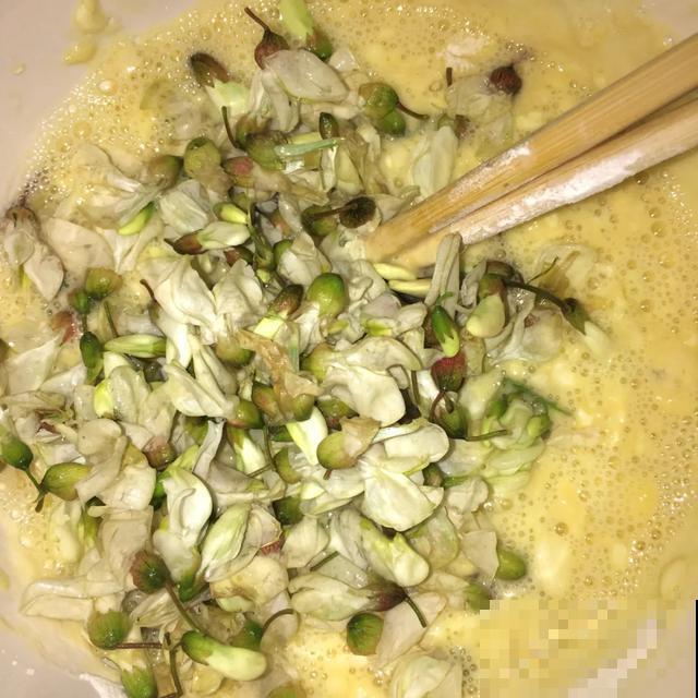 玉兰花真好吃，掐一把炒鸡蛋，竟然满嘴鸡肉味