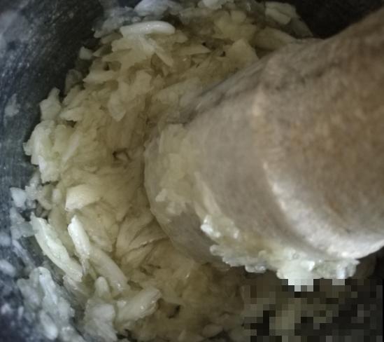 大蒜剁碎了泡水里，对着叶子喷一喷，虫子全死光！