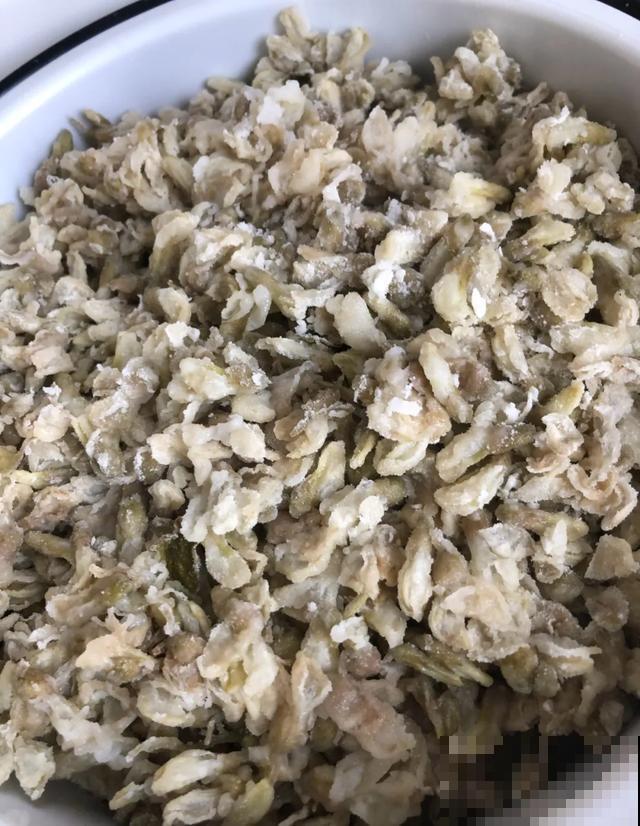 玉兰花真好吃，掐一把炒鸡蛋，竟然满嘴鸡肉味