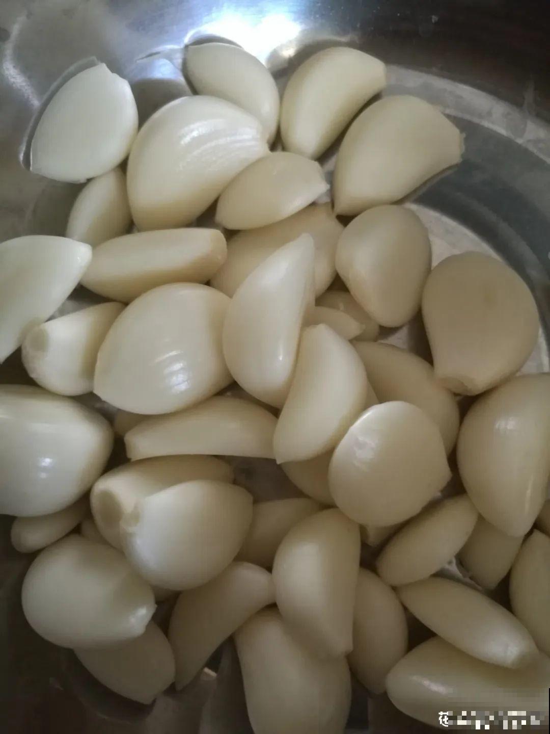 给花喷点杀菌水，虫子全杀死，杀菌消毒叶子绿！