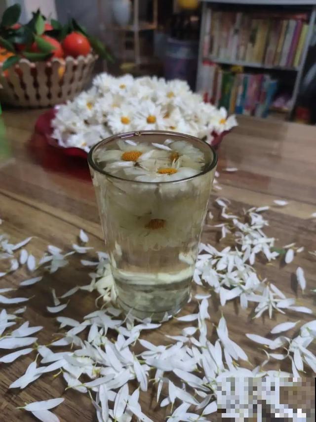 玉兰花真好吃，掐一把炒鸡蛋，竟然满嘴鸡肉味