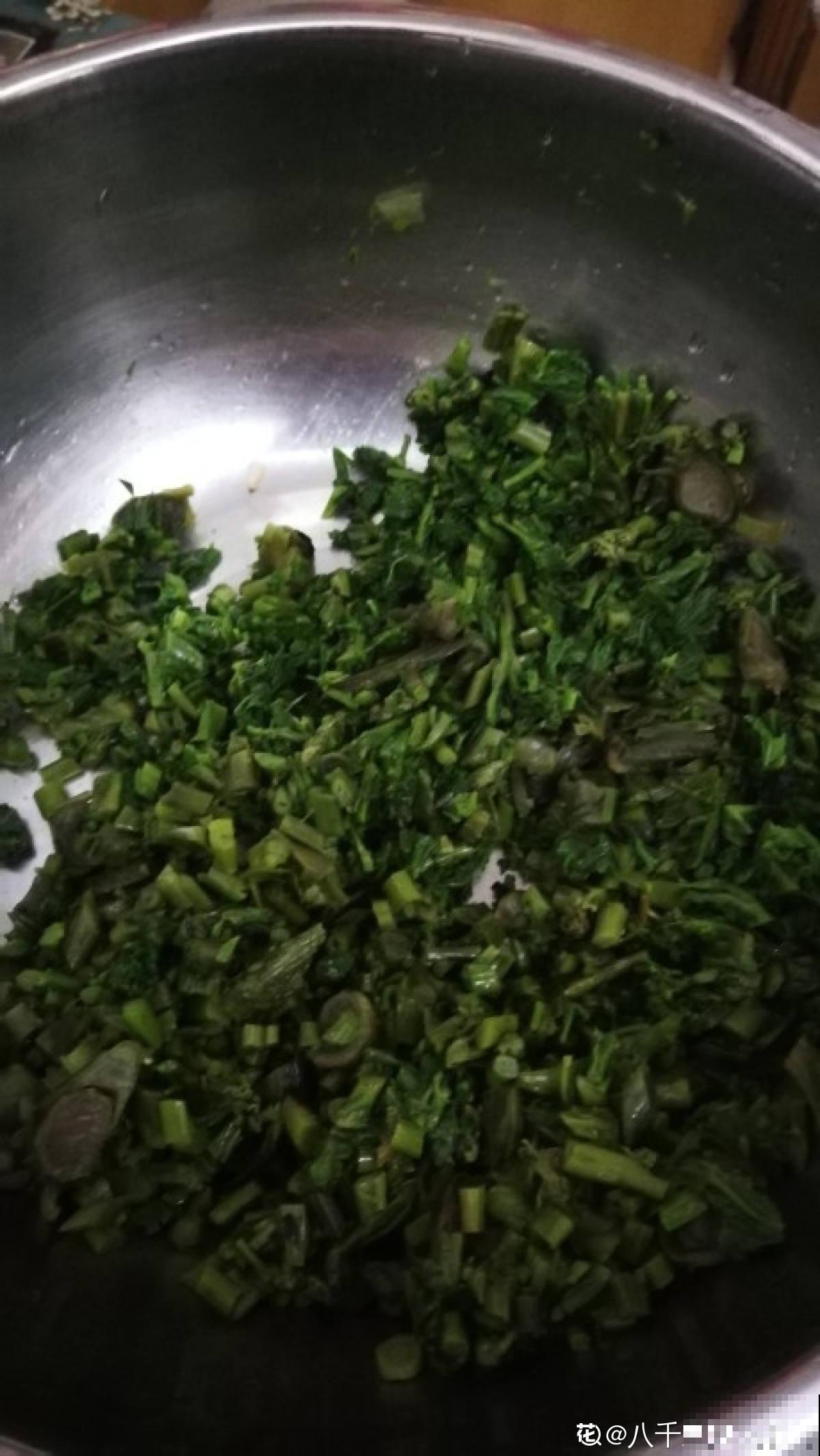 农村树上一种野菜，长得像香椿，为啥卖的比肉贵？