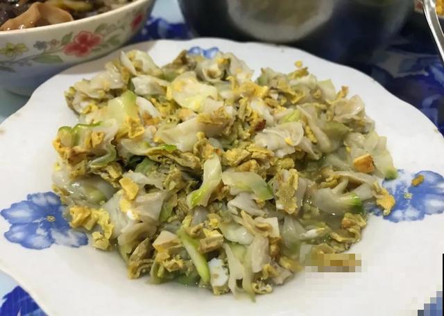 玉兰花真好吃，掐一把炒鸡蛋，竟然满嘴鸡肉味