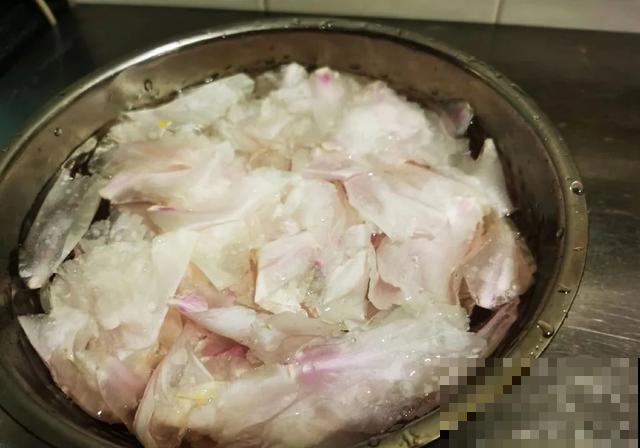 玉兰花真好吃，掐一把炒鸡蛋，竟然满嘴鸡肉味