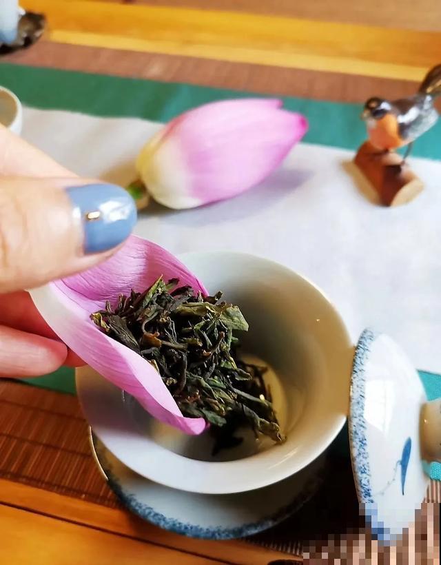 玉兰花真好吃，掐一把炒鸡蛋，竟然满嘴鸡肉味