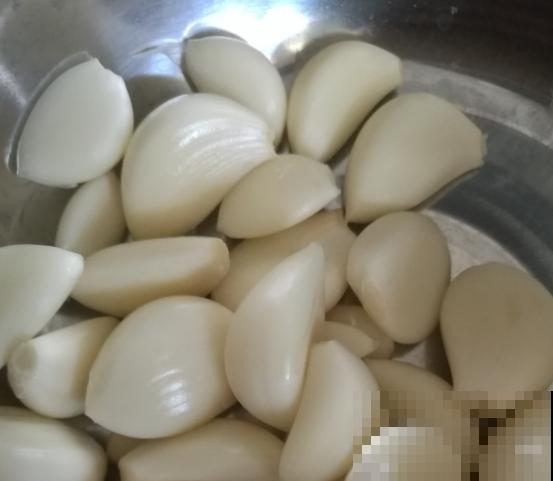 大蒜剁碎了泡水里，对着叶子喷一喷，虫子全死光！