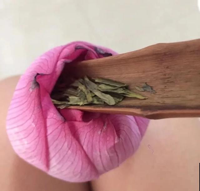玉兰花真好吃，掐一把炒鸡蛋，竟然满嘴鸡肉味