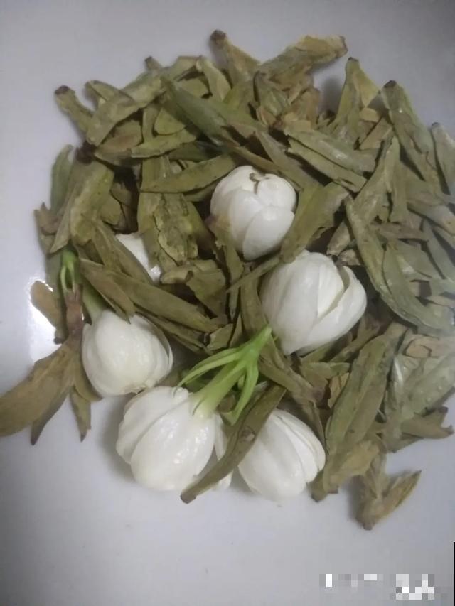 玉兰花真好吃，掐一把炒鸡蛋，竟然满嘴鸡肉味