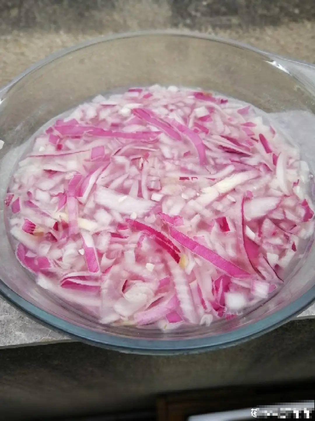 给花喷点杀菌水，虫子全杀死，杀菌消毒叶子绿！