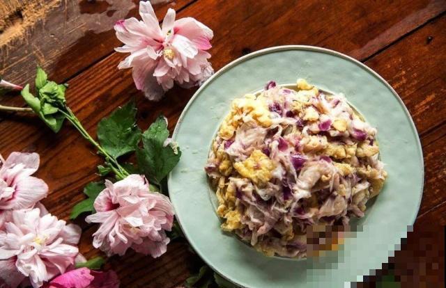 路边的木槿花开了,老人摘了一大筐,上锅蒸比肉还香! 路边的木槿花开了,老人摘了一大筐,上锅蒸比肉还香!