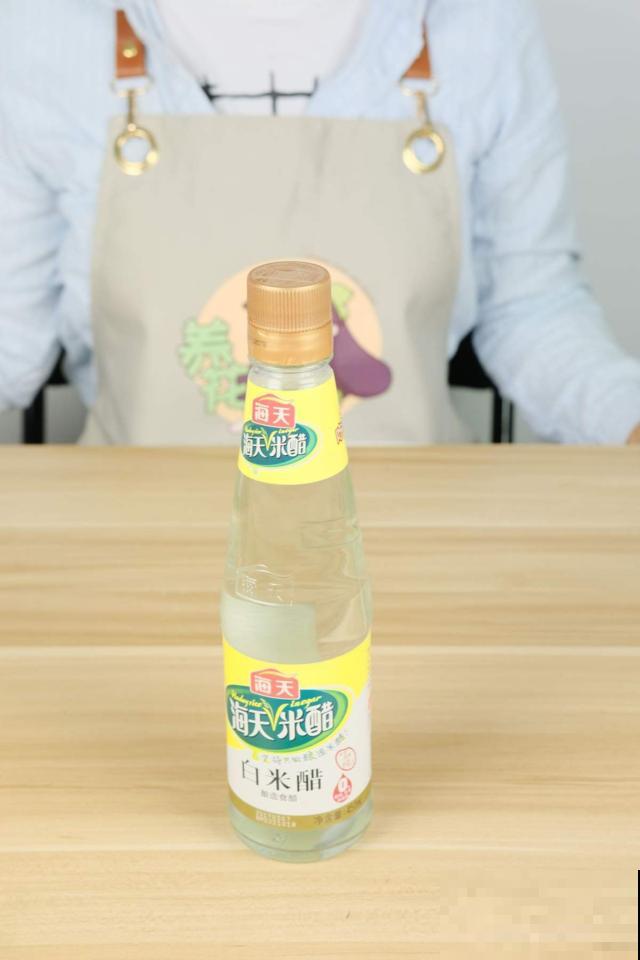 邻居只用1瓶醋，家务活都搞定，洗过的T恤白得发光