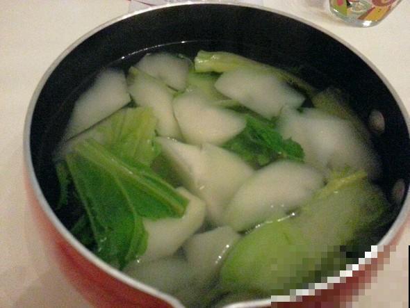焯菜水你都倒掉？简直是浪费，倒花盆里花草呼呼猛蹿！