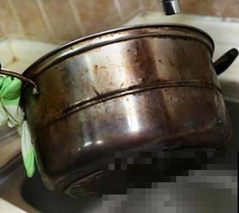 邻居只用1瓶醋，家务活都搞定，洗过的T恤白得发光