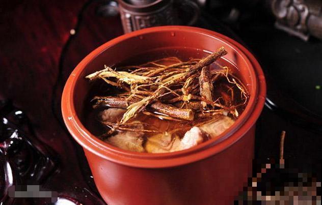 一种野草,根系特别滋补,农村人都用它炖鸡汤! 一种野草,根系特别滋补,农村人都用它炖鸡汤!