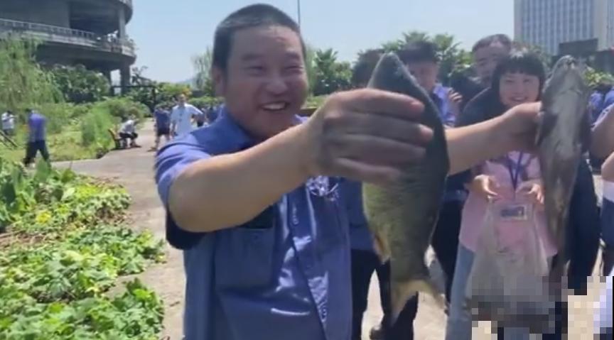 重庆一家企业,楼顶用来种菜养花,佩服! 重庆一家企业,楼顶用来种菜养花,佩服!