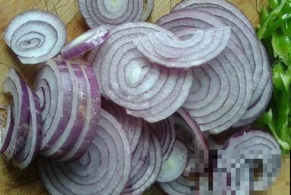 洋葱屁股不要扔，埋在土里浇点水，长成新洋葱！