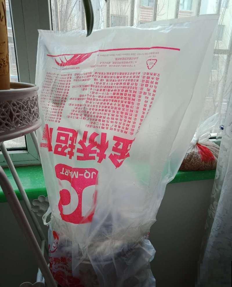 塑料瓶塑料袋都存好,都是养花好东西,花用了呼呼长 塑料瓶塑料袋都存好,都是养花好东西,花用了呼呼长