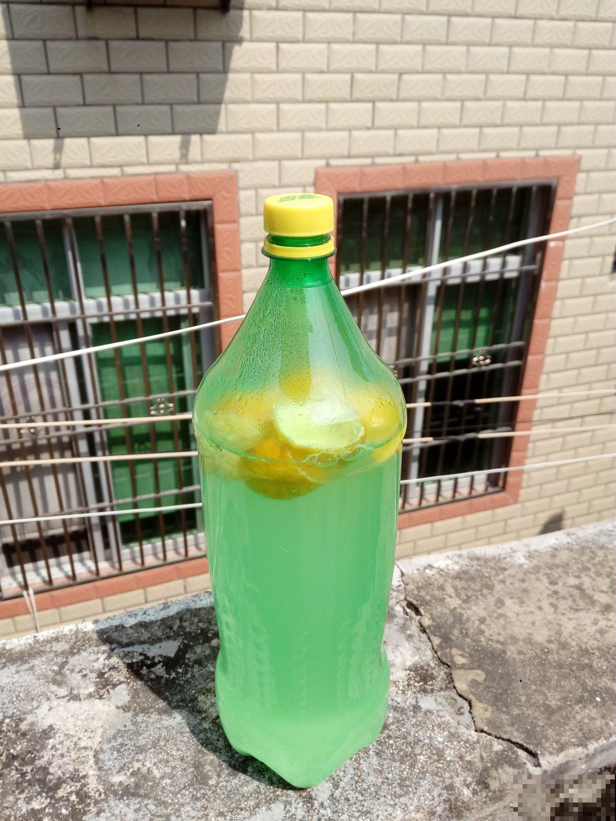 厨房中的调味品，也是养花利器，花吃了叶子油亮直反光