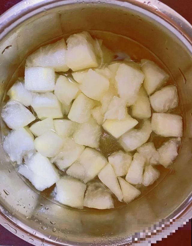 柚子全身都是宝，柚子皮千万别丢，做成糖更好吃