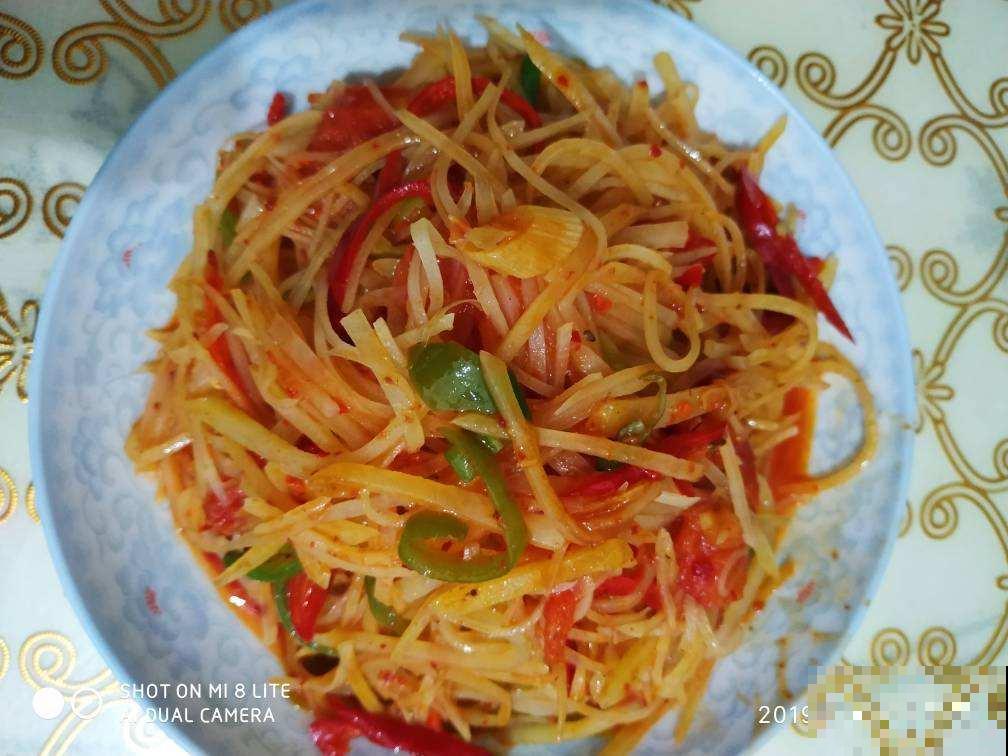 炒土豆丝之前，用醋腌一腌，味道更清脆爽口