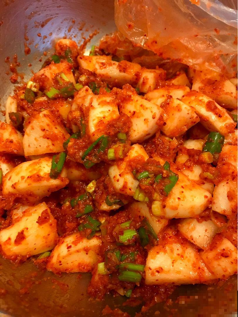 秋冬适合吃萝卜，做成泡菜味道更香，开胃可口还下饭