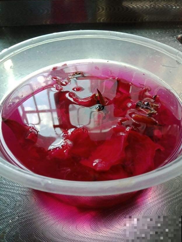 吃剩的果皮不要丢,水里浸泡一天一夜,用来浇花效果超好 吃剩的果皮不要丢,水里浸泡一天一夜,用来浇花效果超好