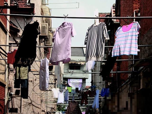 晒衣服也有门道,有的要正晒,有的要反晒 晒衣服也有门道,有的要正晒,有的要反晒