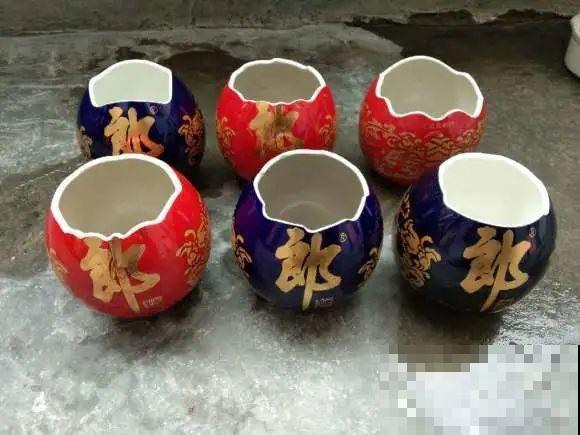 酒瓶子别丢掉,那可是种花神器,省了一笔买花钱 酒瓶子别丢掉,那可是种花神器,省了一笔买花钱