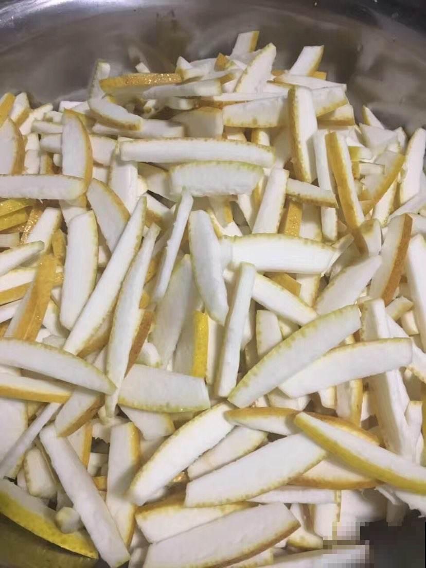 柚子皮可是好东西，拿来沤土，花吃了呼呼开花