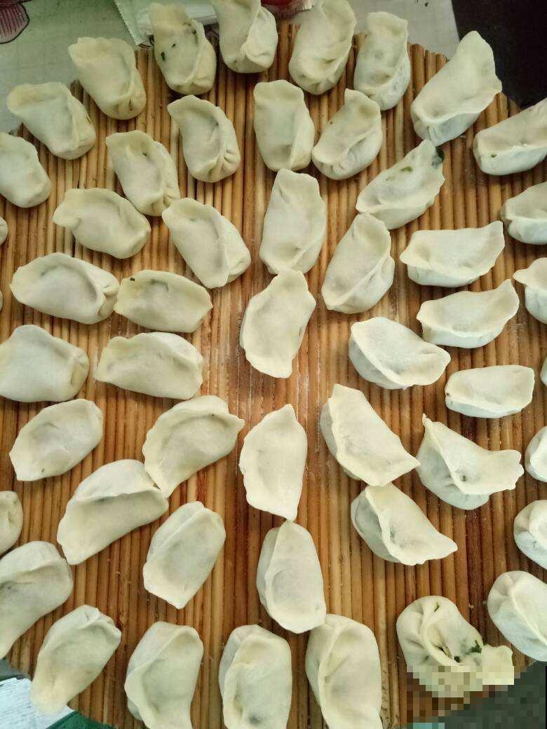 煮饺子的时候，锅里加点盐，煮完不破皮