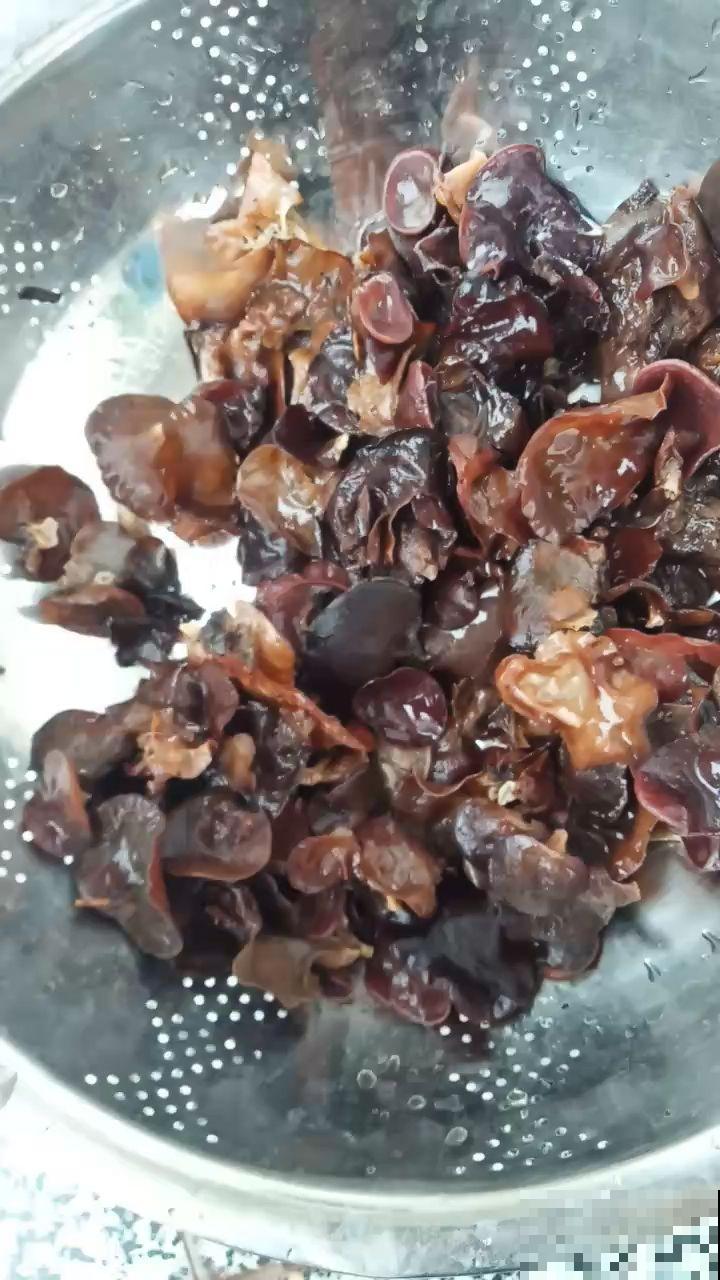 深秋天气干燥,多吃木耳滋阴润肺,常吃对身体好 深秋天气干燥,多吃木耳滋阴润肺,常吃对身体好