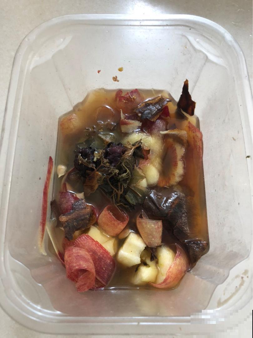 养花要注重花盆，华而不实的不能用，透气好才最重要