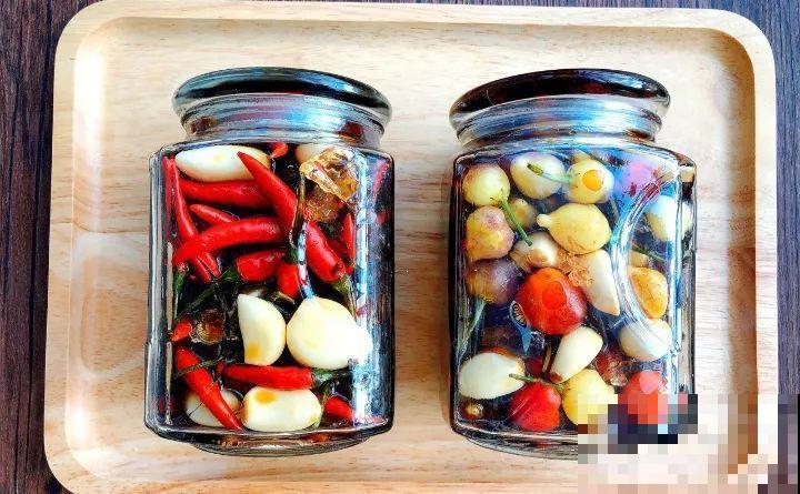 阳台上的小花盆,种上五彩椒,果子好看还能吃! 阳台上的小花盆,种上五彩椒,果子好看还能吃!