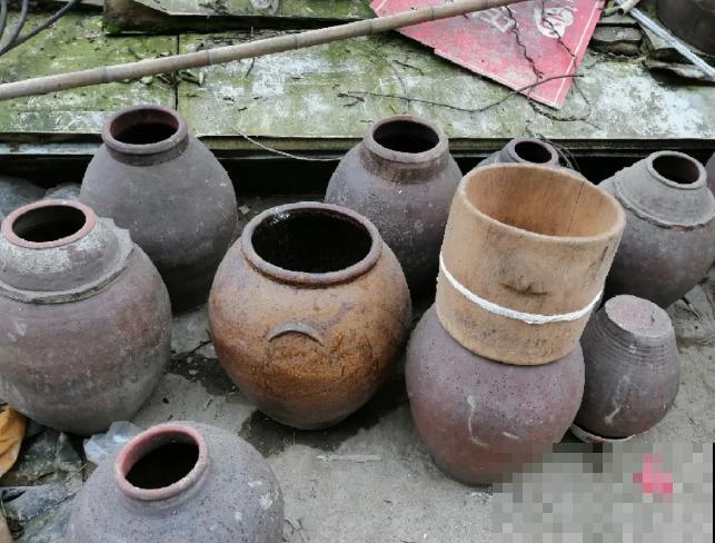 人家拆迁，我捡宝贝，花盆大缸……随便拿！