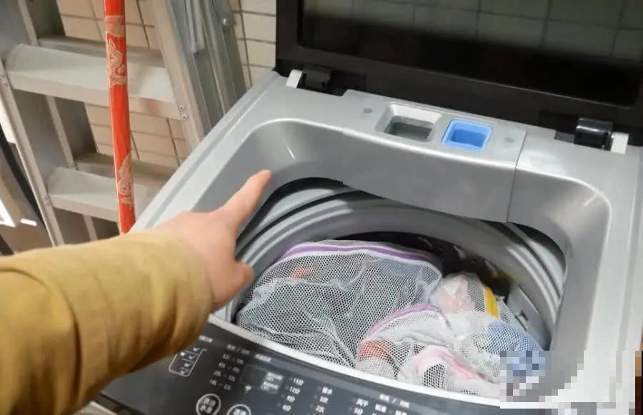 晒衣服也有门道,有的要正晒,有的要反晒 晒衣服也有门道,有的要正晒,有的要反晒